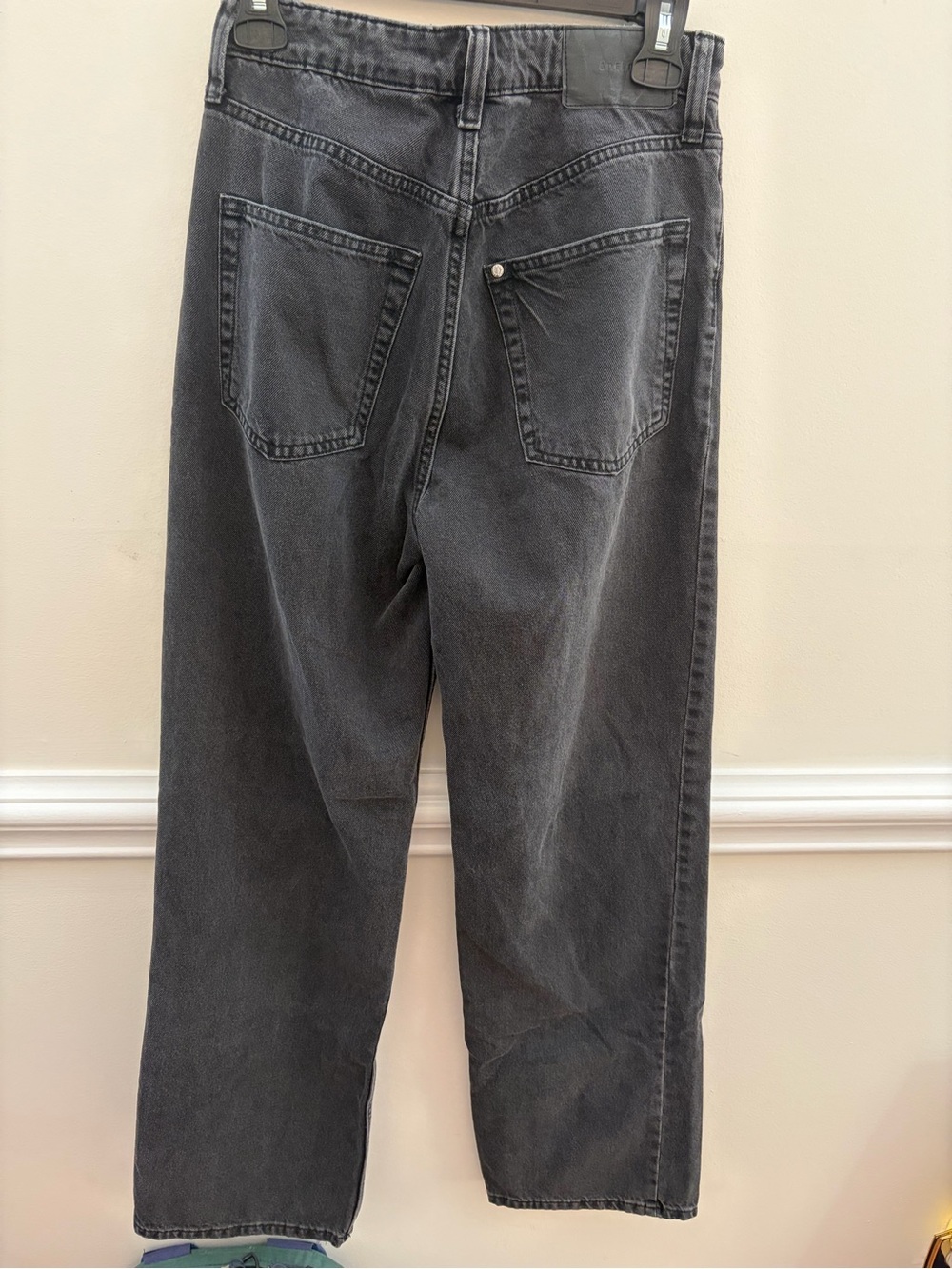 H&M Women's Straight-Leg Jeans in Washed Black - Picture 3 of 4